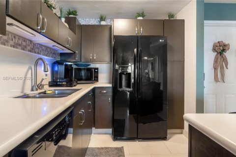 Townhouse in Deerfield Beach, Florida 2 bedrooms, 115.57 sq.m. № 1993155 - photo 4