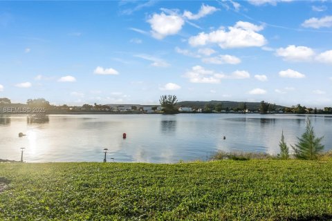 Townhouse in Deerfield Beach, Florida 2 bedrooms, 115.57 sq.m. № 1993155 - photo 24