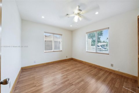 House in Fort Lauderdale, Florida 2 bedrooms, 120.59 sq.m. № 1814668 - photo 17