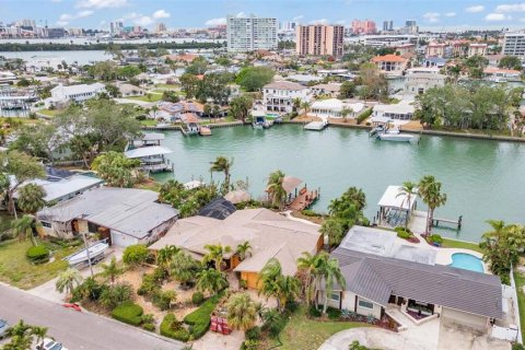 House in Clearwater, Florida 3 bedrooms, 219.62 sq.m. № 1899290 - photo 5