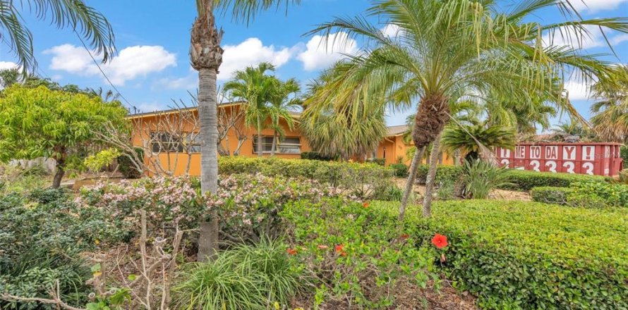 House in Clearwater, Florida 3 bedrooms, 219.62 sq.m. № 1899290