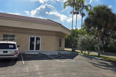 Propiedad comercial en venta en Pompano Beach, Florida № 1957632 - foto 1
