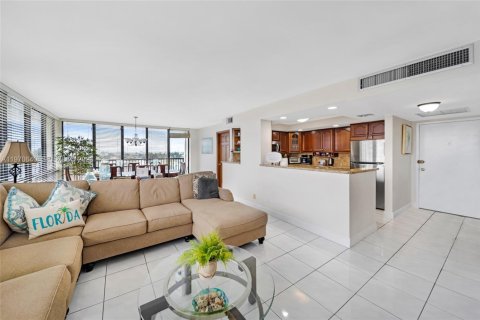 Copropriété à louer à Hallandale Beach, Floride: 2 chambres, 126.35 m2 № 2031438 - photo 5
