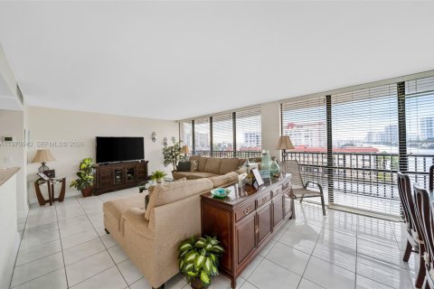 Copropriété à louer à Hallandale Beach, Floride: 2 chambres, 126.35 m2 № 2031438 - photo 9