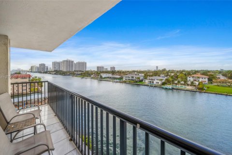Copropriété à louer à Hallandale Beach, Floride: 2 chambres, 126.35 m2 № 2031438 - photo 1