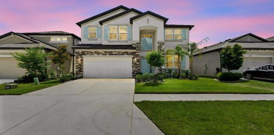 House in Tampa, Florida 5 bedrooms, 331.29 sq.m. № 2229587