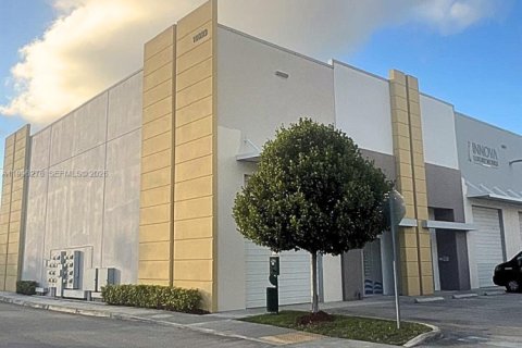 Купить коммерческую недвижимость в Суитуотер, Флорида № 2063173 - фото 2