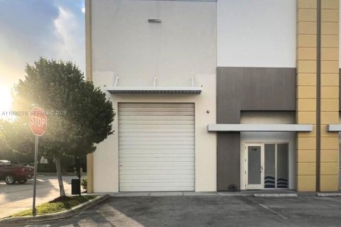 Коммерческая недвижимость в Суитуотер, Флорида № 2063173