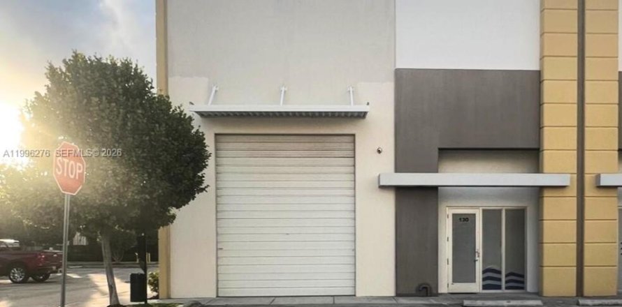 Коммерческая недвижимость в Суитуотер, Флорида № 2063173