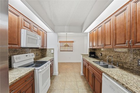 Condo in Pembroke Pines, Florida, 2 bedrooms  № 2067714 - photo 6