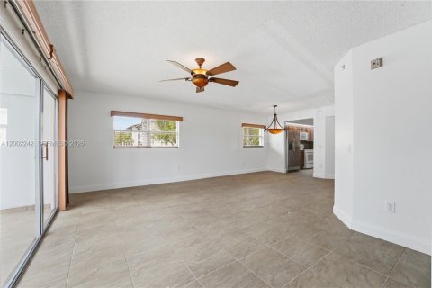Condo in Pembroke Pines, Florida, 2 bedrooms  № 2067714 - photo 12