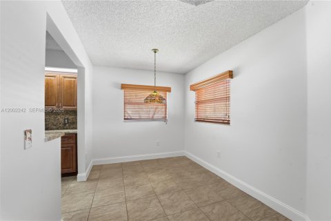 Condo in Pembroke Pines, Florida, 2 bedrooms  № 2067714 - photo 4