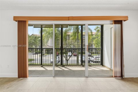 Condo in Pembroke Pines, Florida, 2 bedrooms  № 2067714 - photo 11