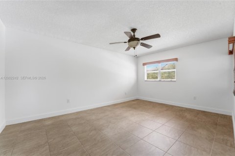 Condo in Pembroke Pines, Florida, 2 bedrooms  № 2067714 - photo 17