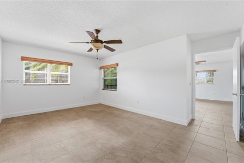 Condo in Pembroke Pines, Florida, 2 bedrooms  № 2067714 - photo 14