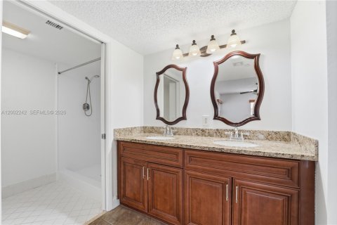 Condo in Pembroke Pines, Florida, 2 bedrooms  № 2067714 - photo 19