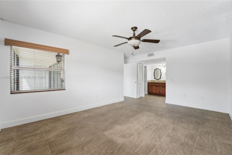 Condo in Pembroke Pines, Florida, 2 bedrooms  № 2067714 - photo 15