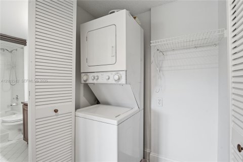 Condo in Pembroke Pines, Florida, 2 bedrooms  № 2067714 - photo 8