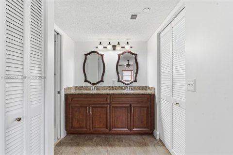 Condo in Pembroke Pines, Florida, 2 bedrooms  № 2067714 - photo 18