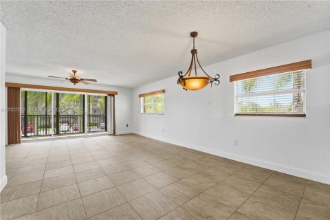 Condo in Pembroke Pines, Florida, 2 bedrooms  № 2067714 - photo 10
