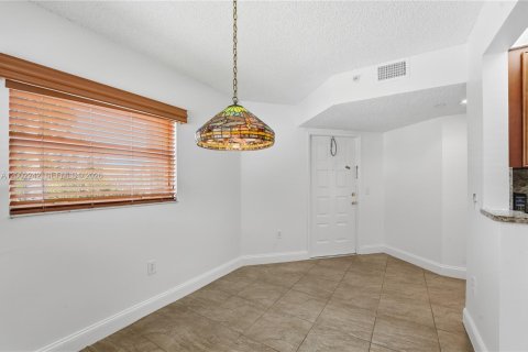 Condo in Pembroke Pines, Florida, 2 bedrooms  № 2067714 - photo 3