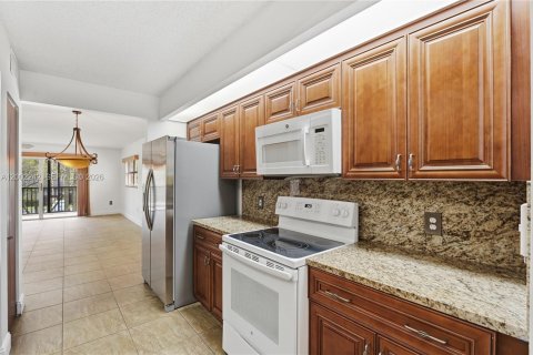 Condo in Pembroke Pines, Florida, 2 bedrooms  № 2067714 - photo 5
