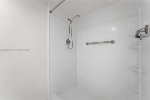 Condo in Pembroke Pines, Florida, 2 bedrooms  № 2067714 - photo 23