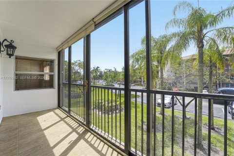 Condo in Pembroke Pines, Florida, 2 bedrooms  № 2067714 - photo 25