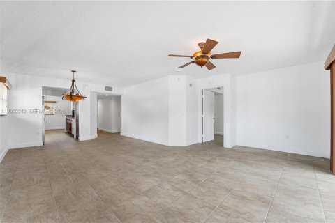 Condo in Pembroke Pines, Florida, 2 bedrooms  № 2067714 - photo 13