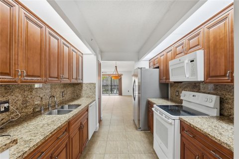 Condo in Pembroke Pines, Florida, 2 bedrooms  № 2067714 - photo 7