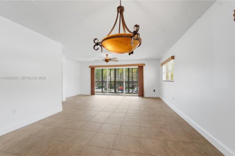Condo in Pembroke Pines, Florida, 2 bedrooms  № 2067714 - photo 9