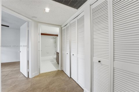 Condo in Pembroke Pines, Florida, 2 bedrooms  № 2067714 - photo 16