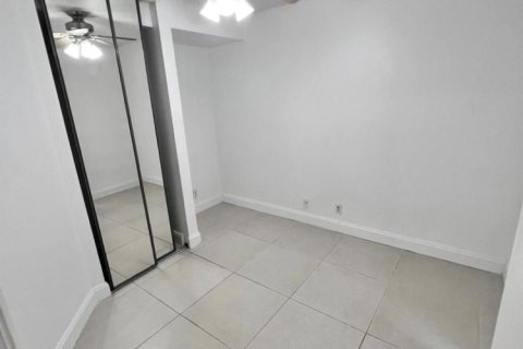 Снять в аренду таунхаус в Бока-Ратон, Флорида 3 спальни, 126.72м2, № 1177016 - фото 1