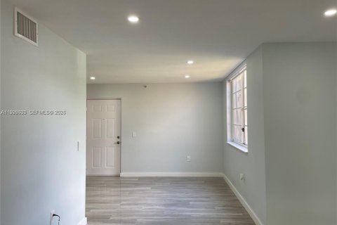 Condo in Miramar, Florida, 1 bedroom  № 1987083 - photo 10