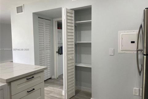 Condo in Miramar, Florida, 1 bedroom  № 1987083 - photo 6