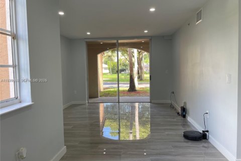 Condo in Miramar, Florida, 1 bedroom  № 1987083 - photo 8