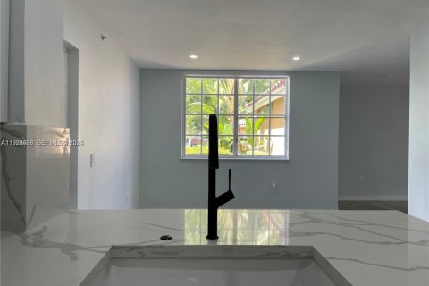 Condo in Miramar, Florida, 1 bedroom  № 1987083 - photo 5