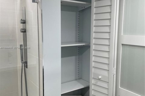 Condo in Miramar, Florida, 1 bedroom  № 1987083 - photo 17