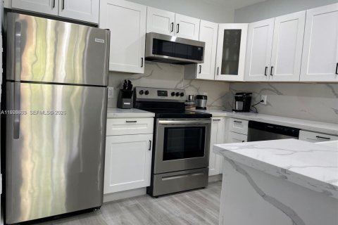 Condo in Miramar, Florida, 1 bedroom  № 1987083 - photo 3