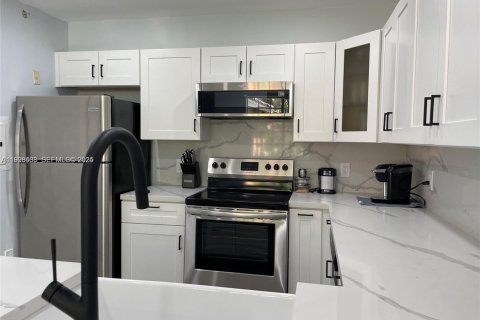 Condo in Miramar, Florida, 1 bedroom  № 1987083 - photo 2