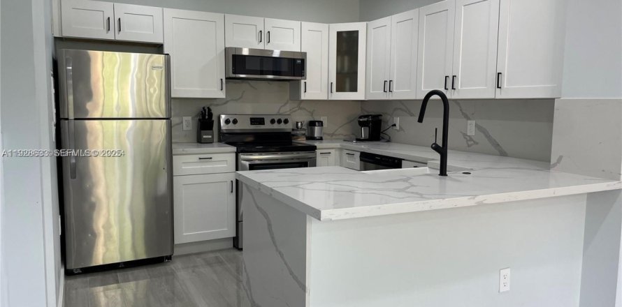 Condo in Miramar, Florida, 1 bedroom  № 1987083