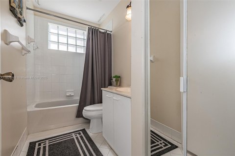 Casa en venta en Pembroke Pines, Florida, 3 dormitorios, 193.89 m2 № 1830155 - foto 27