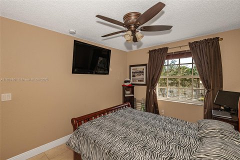Casa en venta en Pembroke Pines, Florida, 3 dormitorios, 193.89 m2 № 1830155 - foto 29