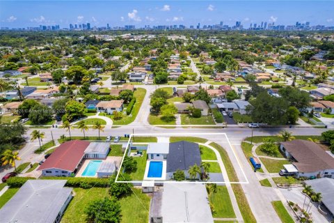 Casa en venta en Miami, Florida, 4 dormitorios, 184.5 m2 № 1788340 - foto 4