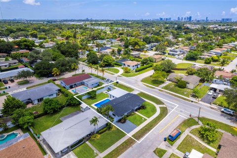 Casa en venta en Miami, Florida, 4 dormitorios, 184.5 m2 № 1788340 - foto 2