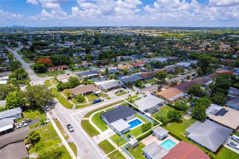 Casa en venta en Miami, Florida, 4 dormitorios, 184.5 m2 № 1788340 - foto 6