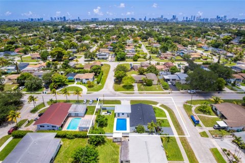 Casa en venta en Miami, Florida, 4 dormitorios, 184.5 m2 № 1788340 - foto 3