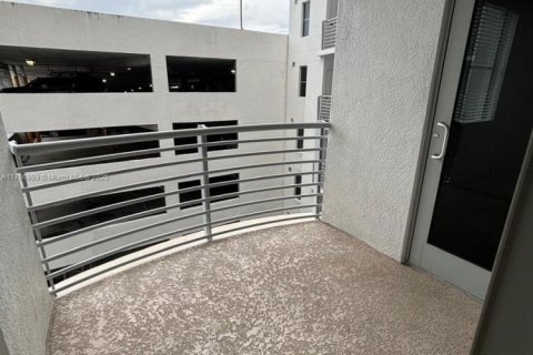 Condo in Hollywood, Florida, 2 bedrooms  № 1864309 - photo 15