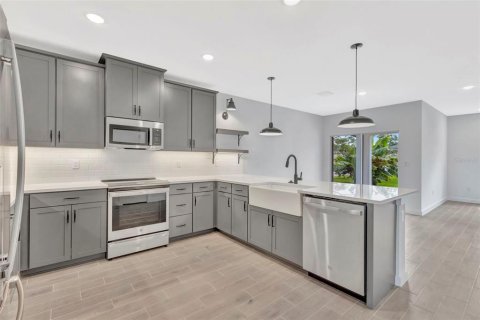 Villa ou maison à louer à St. Lucie, Floride: 4 chambres, 148.92 m2 № 2388233 - photo 9