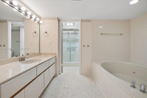 Condominio en venta en Hallandale Beach, Florida, 2 dormitorios, 131.92 m2 № 2049190 - foto 9